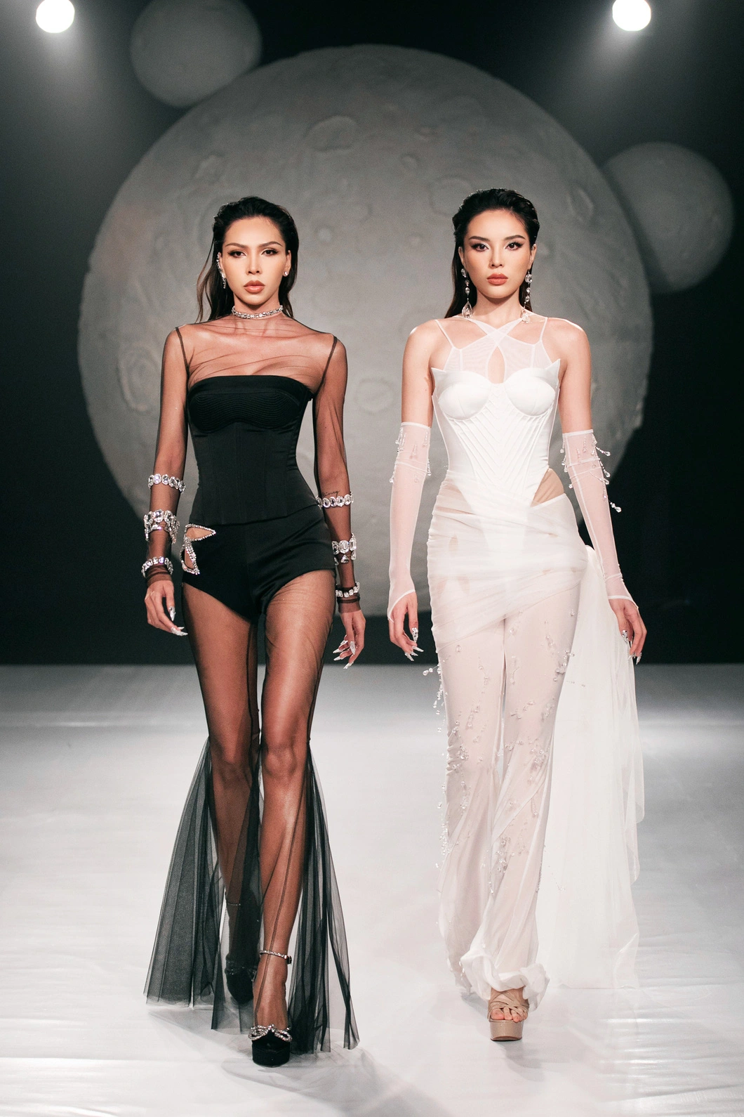 Thúy Ngân trở lại sàn catwalk sau 4 năm, đứng ngang hàng Kỳ Duyên - 5