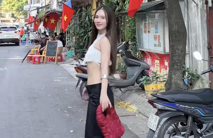Mới đây, nữ diễn viên Phạm Ngọc Anh gây chú ý khi diện set đồ khoe vóc dáng đẹp đi dạo phố.
