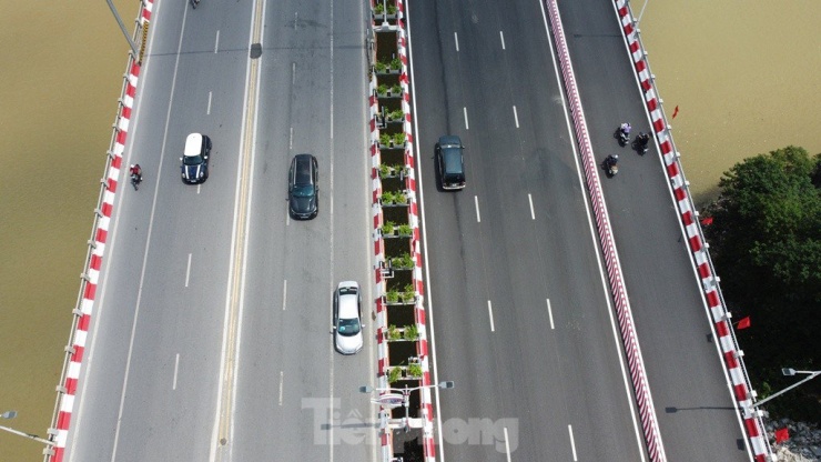 Cầu Vĩnh Tuy: Hai chiều cầu hai kiểu tổ chức giao thông, phương tiện lúng túng khi lưu thông - 5