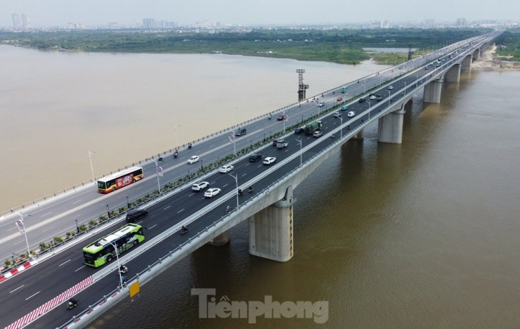 Cầu Vĩnh Tuy: Hai chiều cầu hai kiểu tổ chức giao thông, phương tiện lúng túng khi lưu thông - 10