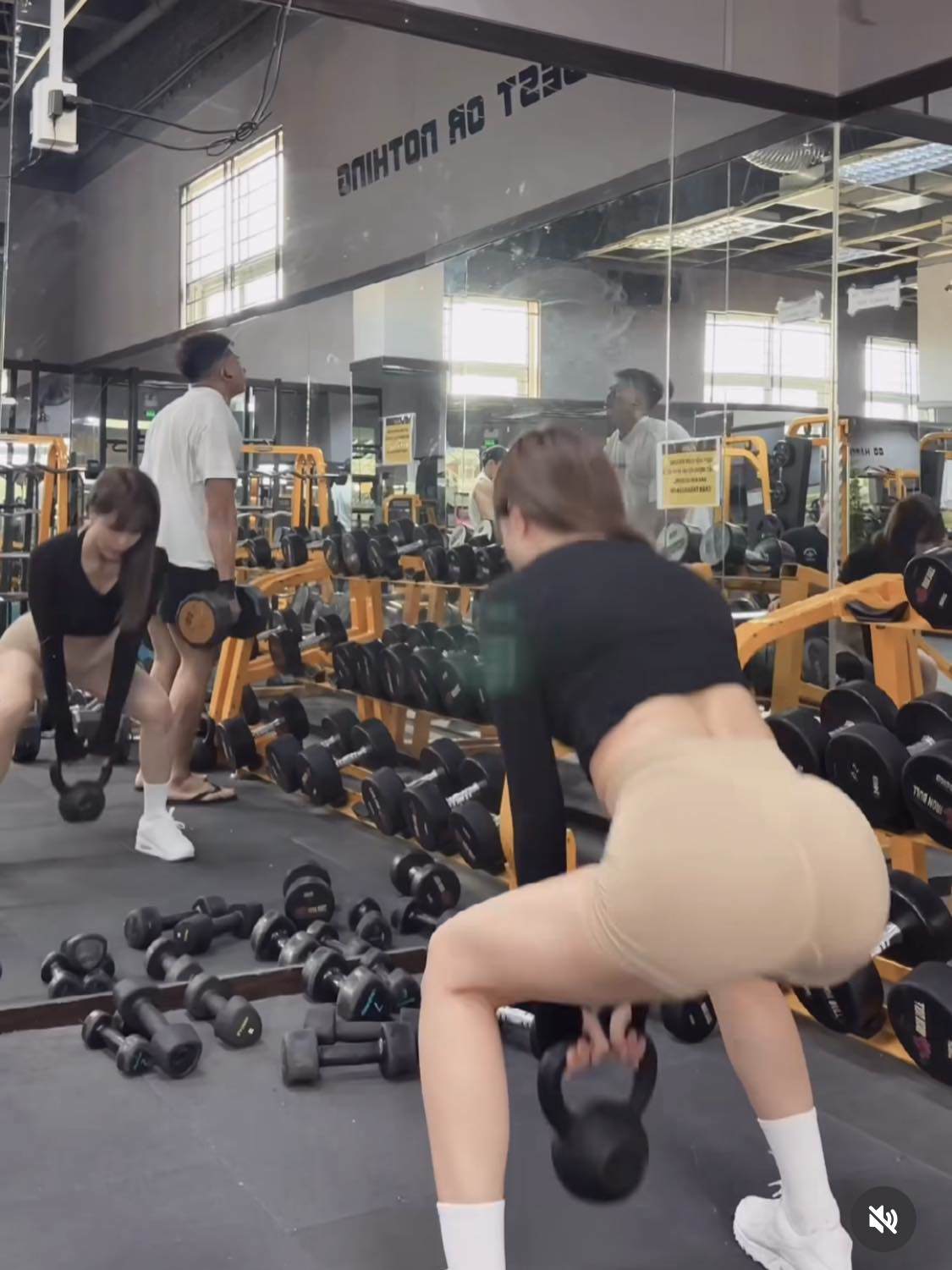 Nữ ca sĩ Thanh Hóa gây ngại ngùng vì chiếc quần tập trùng màu cơ thể - 4
