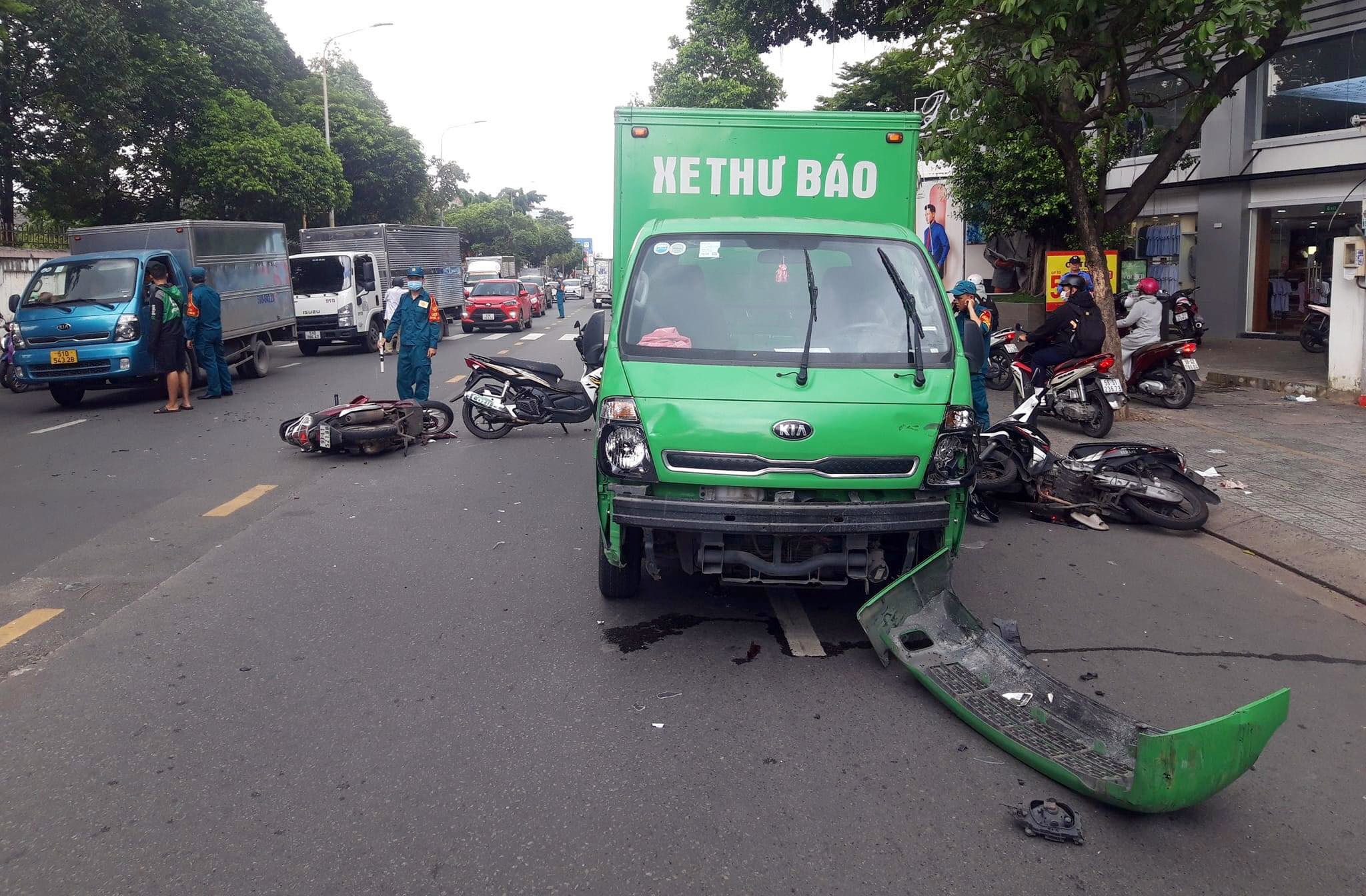 TP.HCM: Sau tiếng gào thét “chạy đi”, xe tải tông hàng loạt xe máy ở Gò Vấp - 1