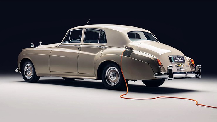 Xe siêu sang Rolls-Royce Silver Cloud II đời 1960 được đại tu thành xe điện - 2