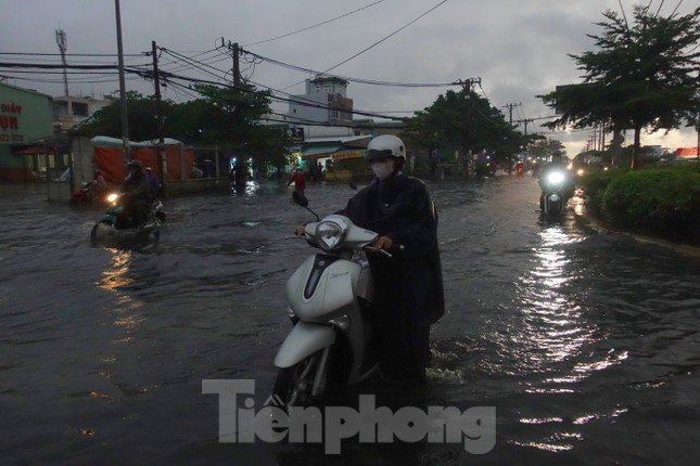 Hầm chui Tân Tạo thất thủ, người dân TPHCM &#39;khóc&#39; trong cơn mưa - 7