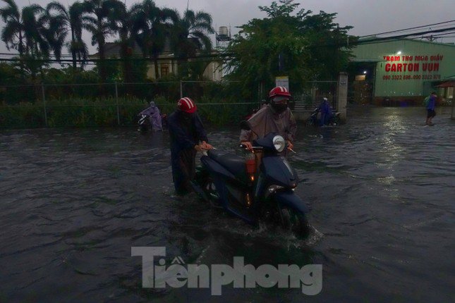 Hầm chui Tân Tạo thất thủ, người dân TPHCM &#39;khóc&#39; trong cơn mưa - 6