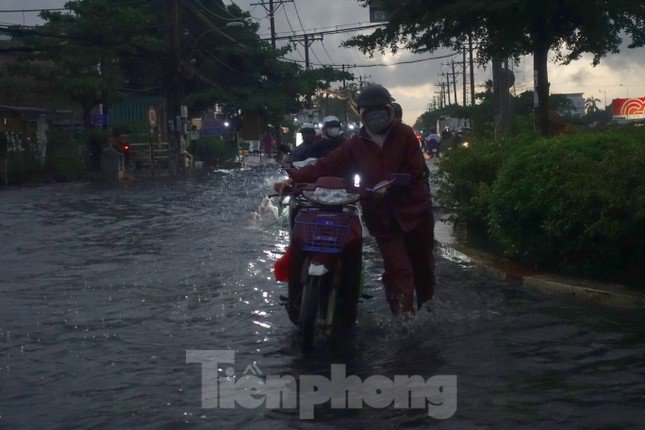 Hầm chui Tân Tạo thất thủ, người dân TPHCM &#39;khóc&#39; trong cơn mưa - 8