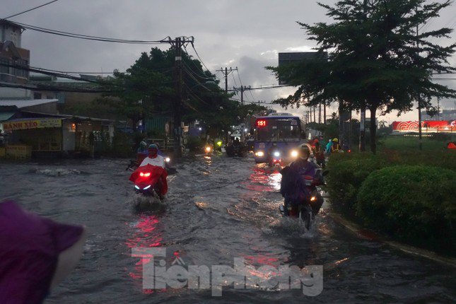 Hầm chui Tân Tạo thất thủ, người dân TPHCM &#39;khóc&#39; trong cơn mưa - 5