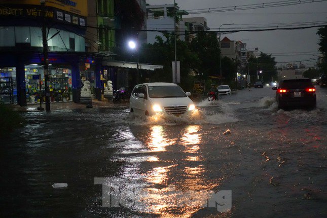 Hầm chui Tân Tạo thất thủ, người dân TPHCM &#39;khóc&#39; trong cơn mưa - 4