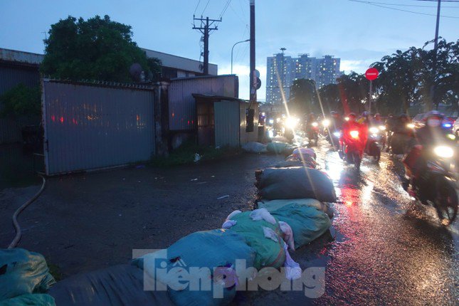 Hầm chui Tân Tạo thất thủ, người dân TPHCM &#39;khóc&#39; trong cơn mưa - 9