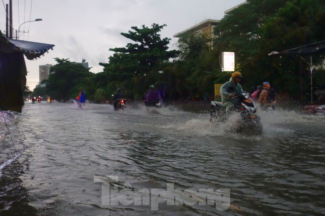 Hầm chui Tân Tạo thất thủ, người dân TPHCM &#39;khóc&#39; trong cơn mưa - 3