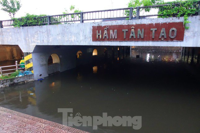 Hầm chui Tân Tạo thất thủ, người dân TPHCM &#39;khóc&#39; trong cơn mưa - 1