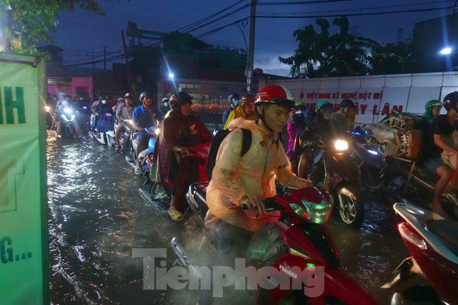 Hầm chui Tân Tạo thất thủ, người dân TPHCM &#39;khóc&#39; trong cơn mưa - 12