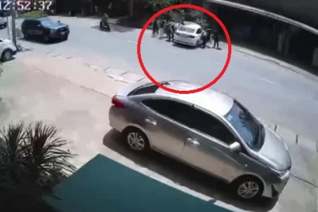 Clip: Chạy không ổn định, xe hơi bắt gặp nàn “lăn lộn” bên trên đường