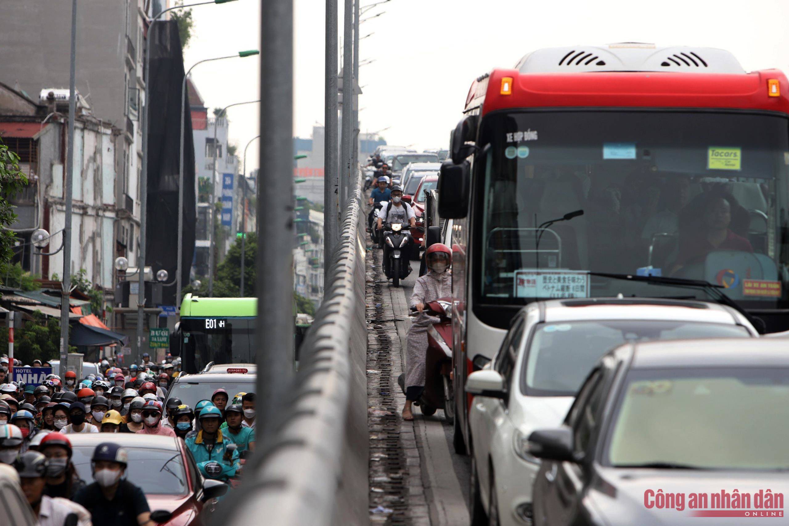 Ngông nghênh đi lên Vành đai 2 trên cao, cả loạt xe máy bị CSGT xử phạt - 2