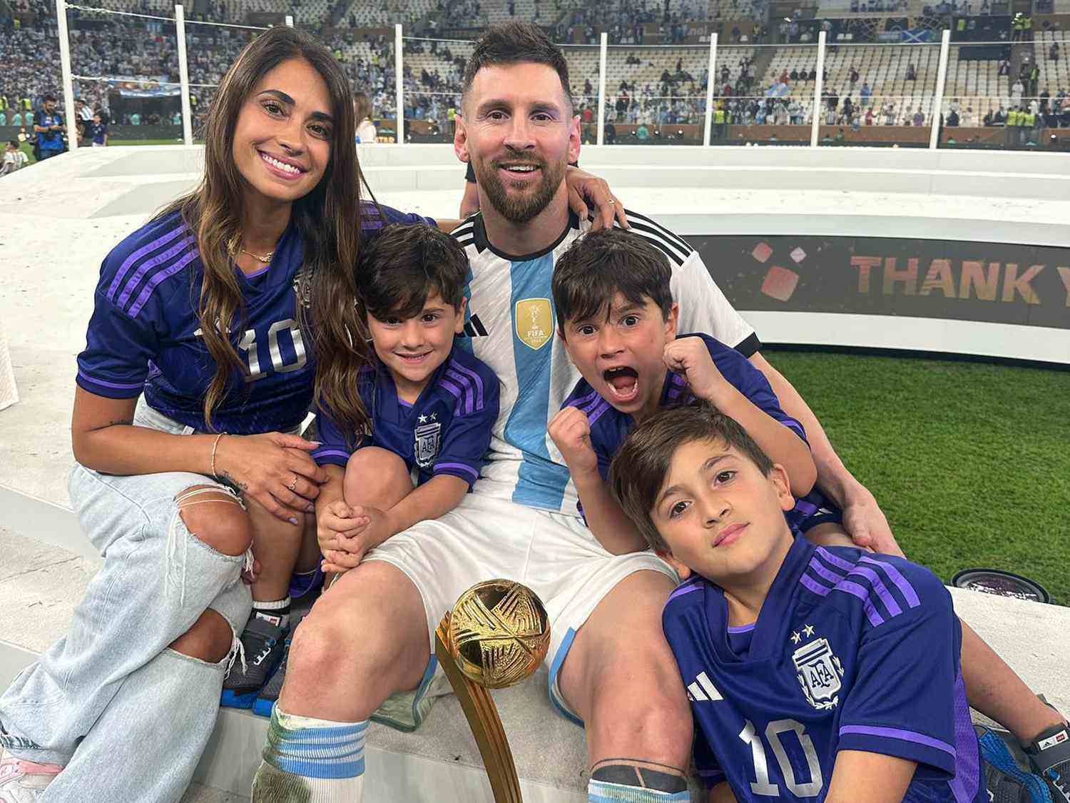 Messi's wife was late for the event, the football superstar immediately took action to express his love - 6