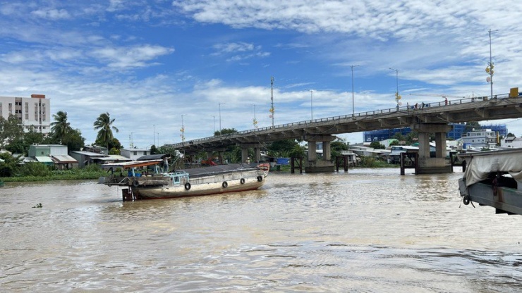 Công an An Giang tìm thân nhân cho bé trai bị rơi xuống sông - 1