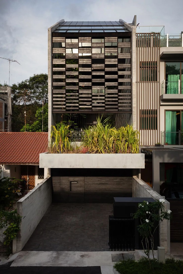 Căn nhà của vợ chồng kiến trúc sư Gwen và Berlin nằm ở phía đông Singapore, bị “kẹp chặt” giữa một dãy nhà, với chiều rộng khiêm tốn chỉ khoảng 6m2. Cả hai mặt trước và sau của căn nhà đều nằm hướng Đông và Tây, hứng nắng gay gắt cả sáng và chiều.
