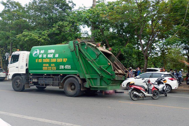 Tin mới vụ tài xế ô tô mở cửa xe bất cẩn khiến cô gái tử vong dưới bánh xe tải chở rác - 1