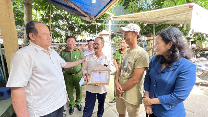 Công an An Giang tìm thân nhân cho bé trai bị rơi xuống sông - 4