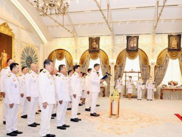 ภาพชุด นายกรัฐมนตรีคนใหม่ของประเทศไทยและคณะรัฐมนตรีสาบานตนเข้ารับตำแหน่ง