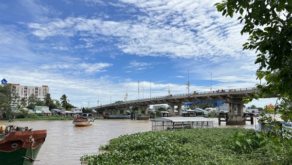 Chở con của người yêu cũ đi chơi rồi ném xuống sông - 3