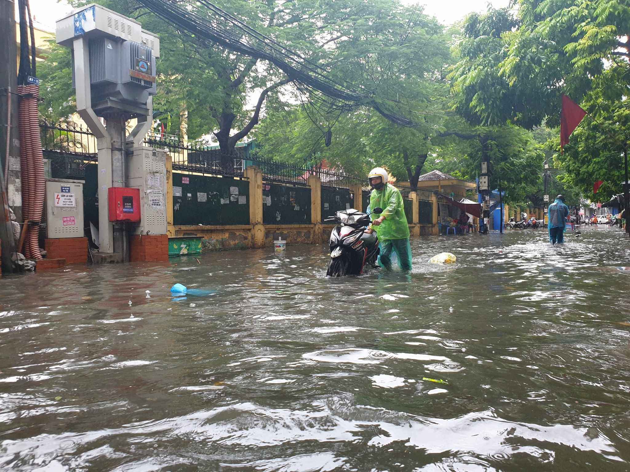 Thời tiết ngày 12/9: Mưa lớn xảy ra nhiều nơi ở Bắc Bộ và Nam Bộ - 1