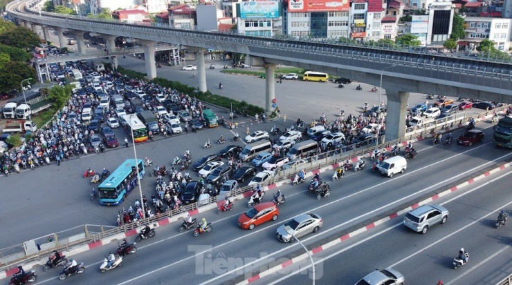 Sau 5 tháng rào đường thi công, hiện trạng cầu vượt thép Mai Dịch ra sao? - 2