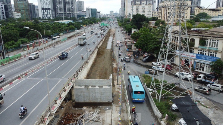 Sau 5 tháng rào đường thi công, hiện trạng cầu vượt thép Mai Dịch ra sao? - 4