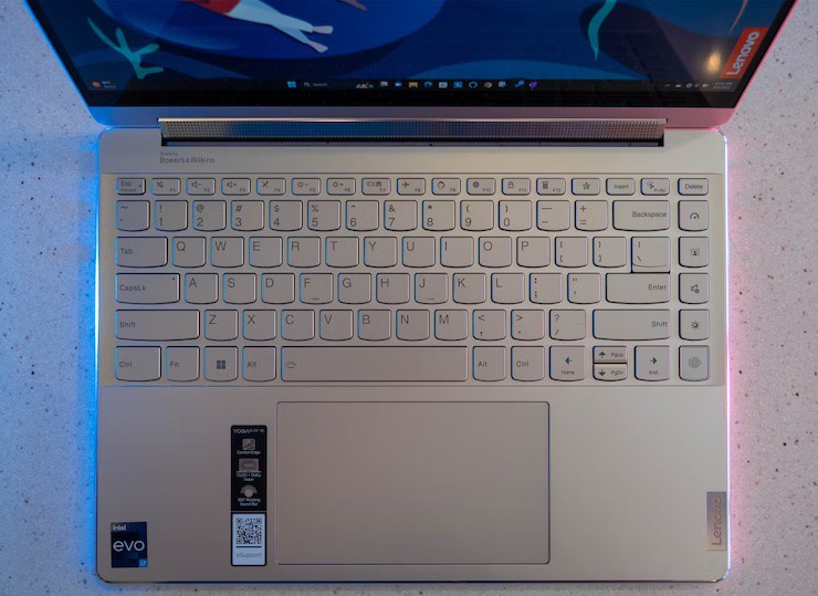 Lenovo Yoga 9i: Laptop &#34;biến hình&#34; với màn hình OLED 4K, loa xịn - 9