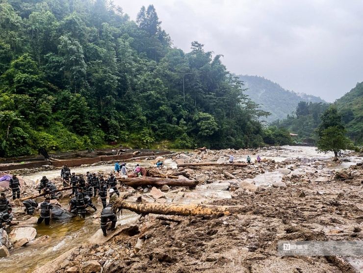 Hành quân bộ hơn 4km để cứu nạn, cứu hộ sau vụ mưa lũ tại Sa Pa - 1