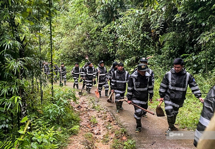 Hành quân bộ hơn 4km để cứu nạn, cứu hộ sau vụ mưa lũ tại Sa Pa - 2