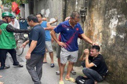 Sau tiếng hô hoán, người dân lập vòng vây ”quây” thanh niên cướp tiệm vàng ở Hà Nội