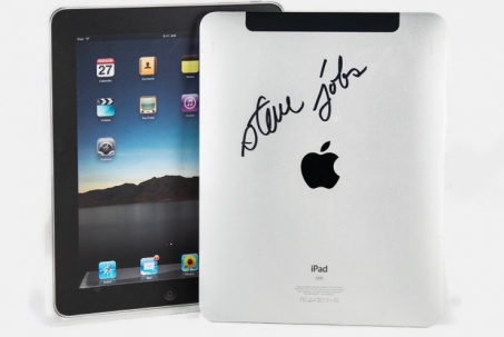 iPad với chữ ký Steve Jobs được đưa ra đấu giá chỉ, tối thiểu 290 triệu đồng