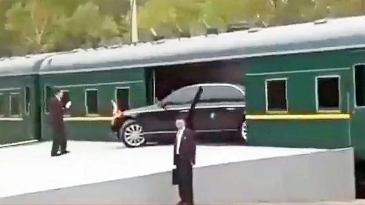 Video: Khoảnh khắc xe limousine của ông Kim Jong-un lùi vào trong đoàn tàu bọc thép - 1