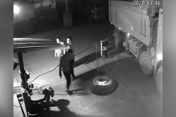 Clip: Lốp xe bất ngờ phát nổ quật ngã một người đàn ông ở Trung Quốc