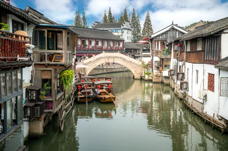Trấn cổ Chu Gia Giác: Chu Gia Giác là một thị trấn trên mặt nước 1.700 năm tuổi ở quận Thanh Phổ của Thượng Hải. Các tuyến đường thủy hẹp ở đây đóng vai trò là những con phố với các cửa hàng nằm dọc hai bên. Khách du lịch rất thích chiêm ngưỡng những kỳ quan cổ xưa của trấn cổ bằng thuyền gondola.
