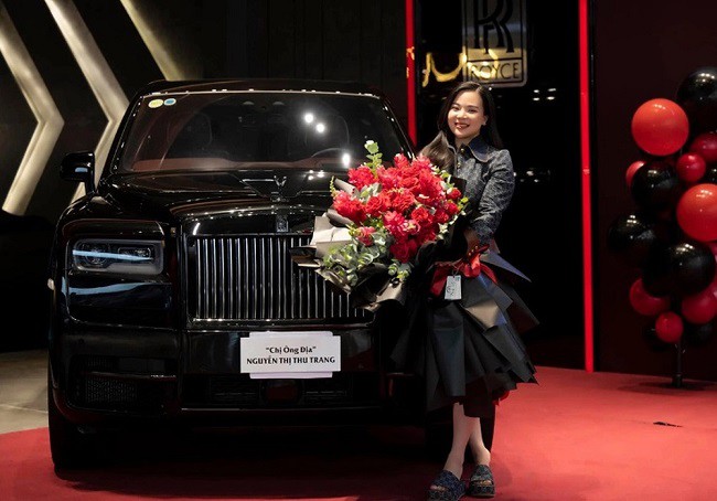 Đầu năm 2022, CEO Thu Trang - một nữ đại gia gây chú ý khi là nữ chủ nhân hiếm hoi sở hữu chiếc siêu xe Rolls-Royce Cullinan Black Badge.
