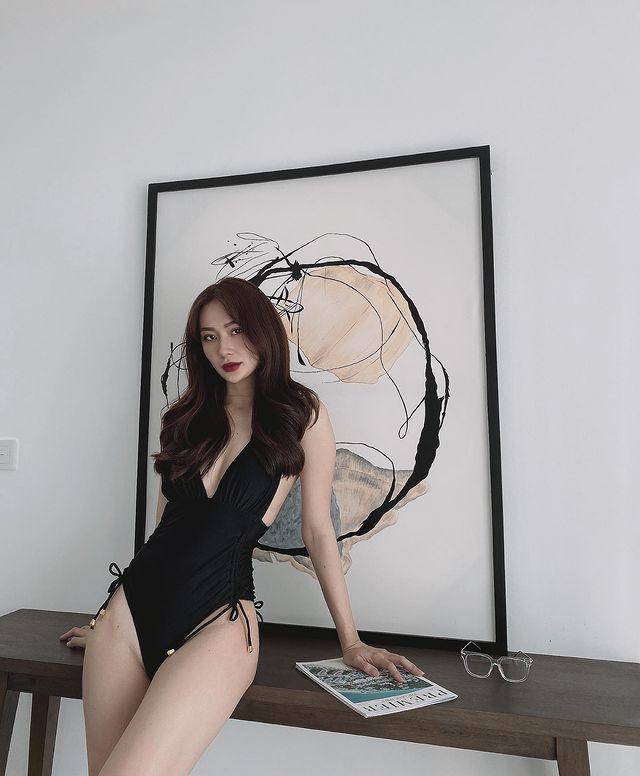 Bạn gái Vũ Văn Thanh mặc monokini xẻ cao đến hông, tôn thân hình &#34;đồng hồ cát&#34; - 5