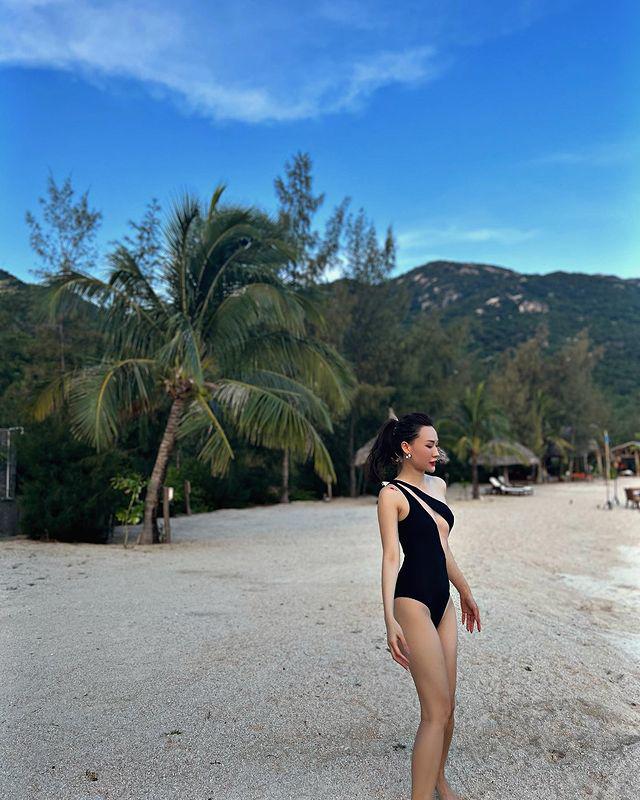 Bạn gái Vũ Văn Thanh mặc monokini xẻ cao đến hông, tôn thân hình &#34;đồng hồ cát&#34; - 6