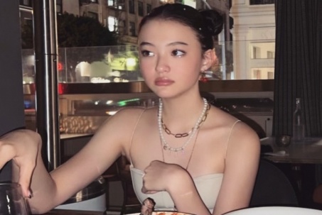 "Bé gái lai xinh đẹp nhất thế giới" có gu ăn mặc trưởng thành hút triệu người trên MXH