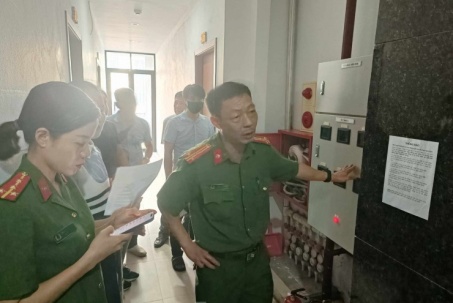 Theo đoàn liên ngành kiểm tra chung cư mini, nhà cho thuê trọ ở Hà Nội