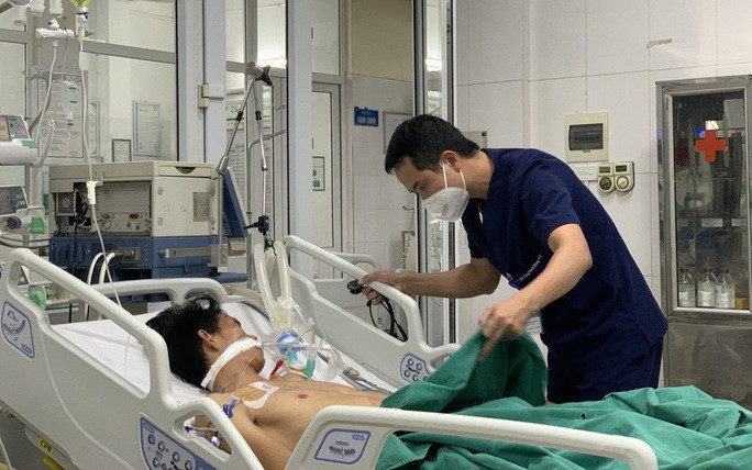 Bệnh nhân trẻ nguy kịch, men gan tăng đến 400 lần do sốt xuất huyết - 1