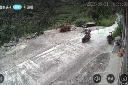 Video: Vướng vào dây thép, người phụ nữ bị quật ngã khỏi xe máy