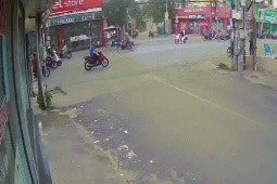 Camera ghi lại thời khắc ”xe điên” lao như tên bắn hất văng nhiều người