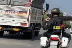 CLIP: Cảnh sát truy đuổi 10km chặn ”xe tải điên” ở Đồng Nai