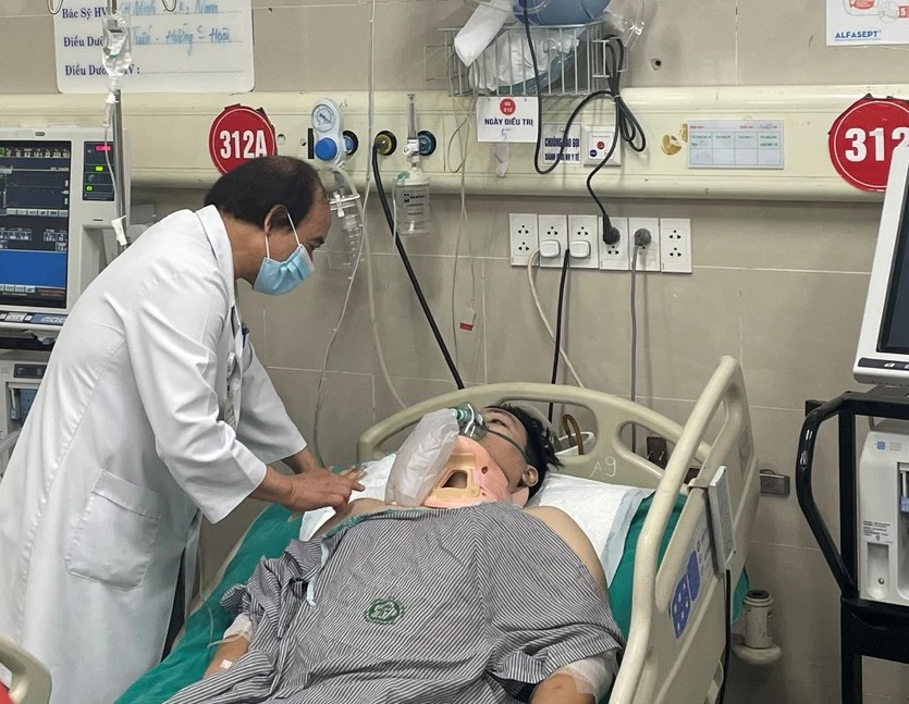 Vụ cháy chung cư mini ở Hà Nội: Còn 1 bệnh nhân thở máy, chỉ số sinh tồn chưa cải thiện - 1