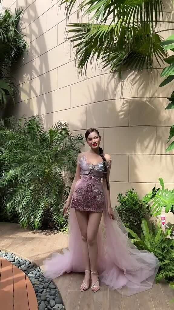 2 phù dâu mặc đồ ngắn quyến rũ hết phần thiên hạ vì có &#34;đôi chân đẹp nhất Việt Nam&#34; - 5