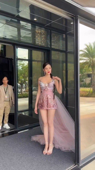 2 phù dâu mặc đồ ngắn quyến rũ hết phần thiên hạ vì có &#34;đôi chân đẹp nhất Việt Nam&#34; - 7