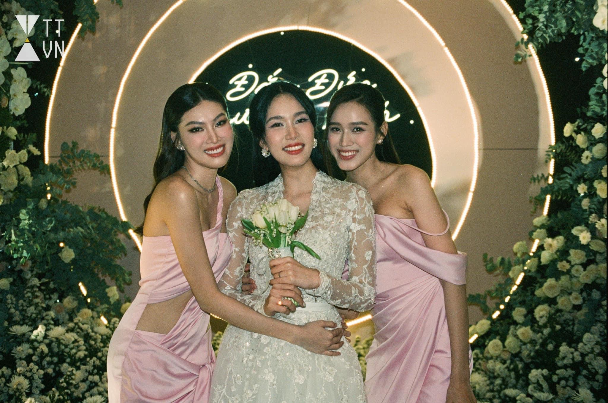 2 phù dâu mặc đồ ngắn quyến rũ hết phần thiên hạ vì có &#34;đôi chân đẹp nhất Việt Nam&#34; - 2