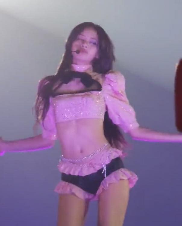 Lisa (BlackPink) diện váy siêu ngắn, bị lộ nội y - 2